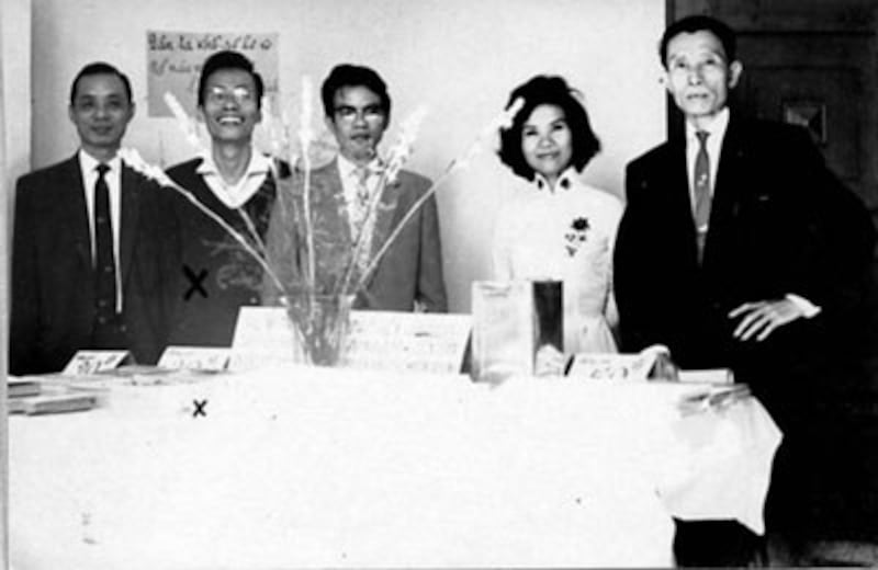 Một sinh hoạt của Văn Bút trước 1975: bán tác phẩm để cứu trợ nạn nhân bão lụt miền tây. Từ trái qua: Phạm Việt Tuyền, Nguyễn Đình Toàn, Nhật Tiến, Minh Đức Hoài Trinh, Vũ Hoàng Chương 