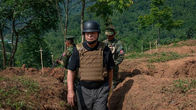 ပြည်သူ့ကာကွယ်ရေးတပ်မတော် (PDF) တပ်ဖွဲ့ဝင်များအား ၂၀၂၂ ခုနှစ်၊ မေလအတွင်း NUG ယာယီသမ္မတ ဒူဝါလရှီးလ သွားရောက်တွေ့ဆုံခဲ့စဉ်။ (Photo: Twitter/ Acting President Duwa Lashi La)