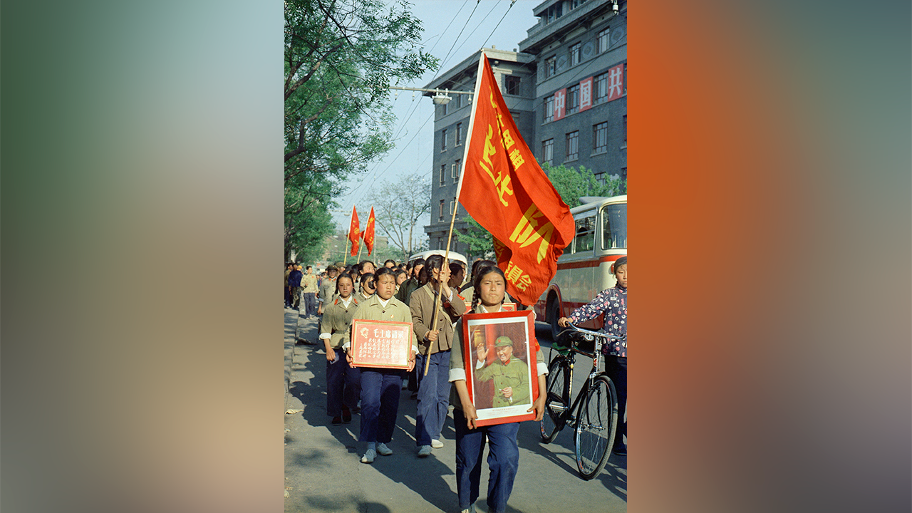 1967年5月,在北京街头集结游行的红卫兵。