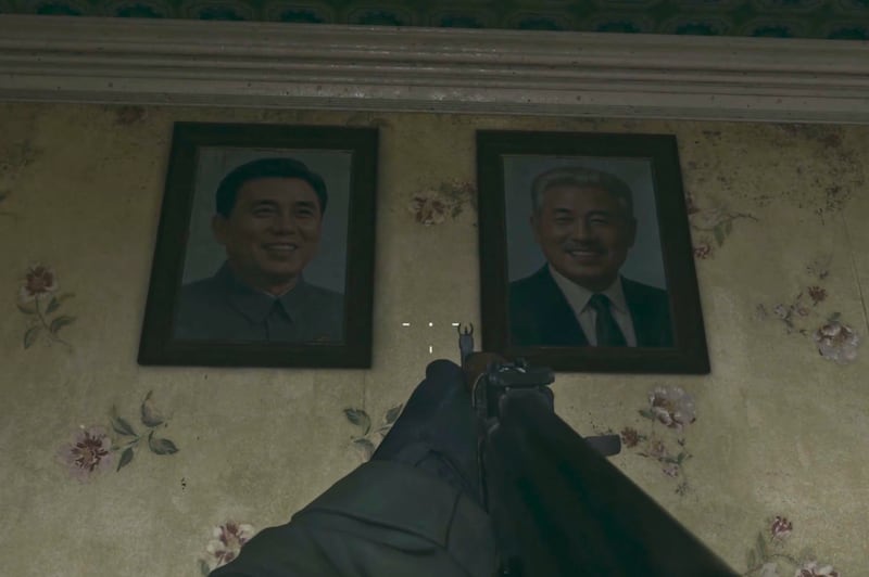 게임 속 북한의 한 민가 벽에 걸려 있는 선대 최고지도자 2명의 초상화. 게임 이용자가 이 초상화를 총으로 쏠 경우 즉시 아군에게 사살당하며 게임 오버 화면이 뜬다.