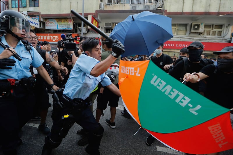 2019年7月13日,香港警察袭击示威者。(美联社)