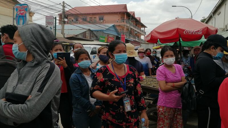 កម្មករ​រោងចក្រ ហ៊្វូ លូ (HULU Garment Co. Ltd.) ដែល​ក្រុមហ៊ុន​បញ្ឈប់​ ប្រមូល​ផ្ដុំ​គ្នា​តវ៉ា​មុខ​រោងចក្រ នៅ​ភូមិ​ព្រៃ​ទា ១ សង្កាត់​ចោមចៅ​ទី៣ ខណ្ឌ​ពោធិ៍​សែន​ជ័យ រាជធានី​ភ្នំពេញ ទាមទារ​ក្រុមហ៊ុន​ឱ្យ​ផ្ដល់​ប្រាក់​បំណាច់​ឆ្នាំ។