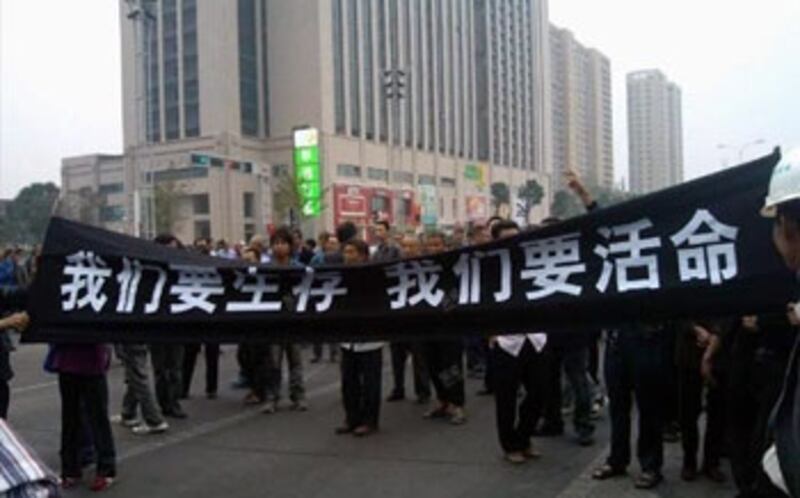 浙江省寧波市鎮海區居民反對二甲苯化工項目，連日上街抗議。（照片由寧波網友提供）