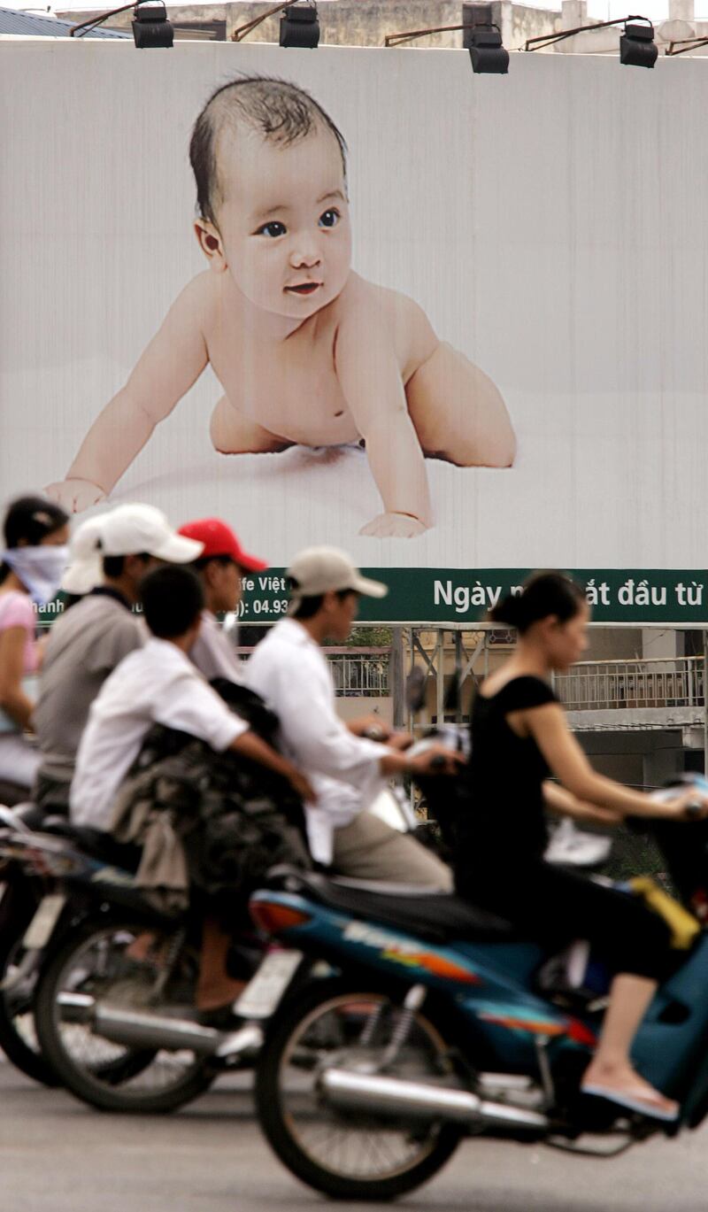 Hình minh họa. Một áp phích quảng cáo bảo hiểm nhân thọ trên đường phố Hà Nội hôm 27/6/2005.