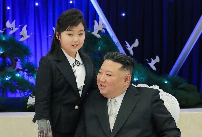 북한 김정은 국무위원장이 딸 김주애와 함께 건군절(2월 8일) 75주년 기념연회에 참석한 모습.