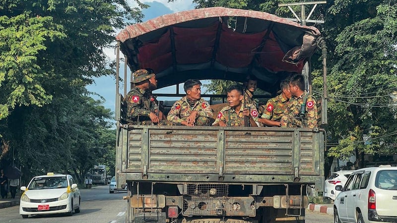 ရန်ကုန်မြို့အတွင်း ကင်းလှည့်နေသည့် စစ်ကောင်စီတပ်သားတချို့အား ၂ဝ၂၃ ခုနှစ် ဒီဇင်ဘာလ ၄ ရက်နေ့က တွေ့ရစဉ်။ (AFP Photo)