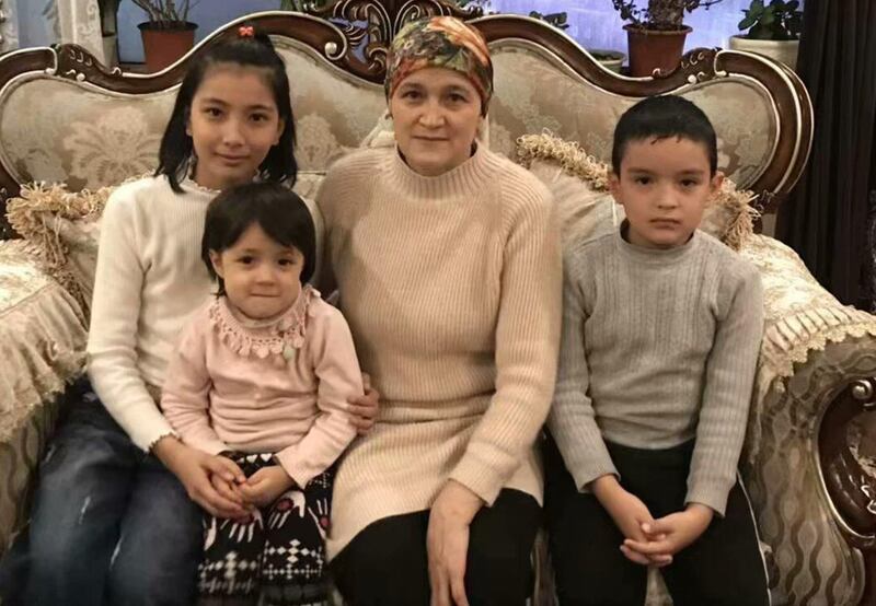 死者：Shehide, 13岁,；Nehdiye, 5岁； Qemernisa Abdurahman, 48岁, Abdurahman, 9岁。还有11岁的Imran不在这张照片上。