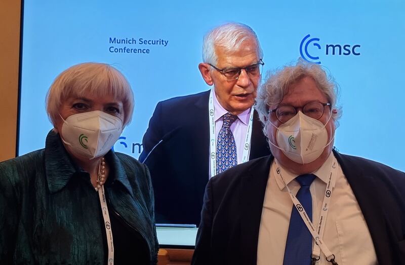 歐洲議會對華小組主席比蒂科夫（Reinhard Bütikofer）（右）批評歐洲理事會主席米歇爾要求重啟《歐中全面投資協定》的表態很糟糕。（比蒂科夫推特）