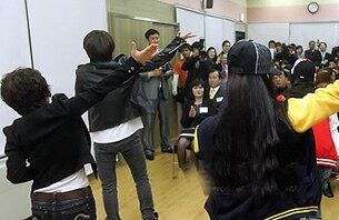 남산 여명학교에서 열린 개교식에서 학생들이 축하공연을 하고 있다.