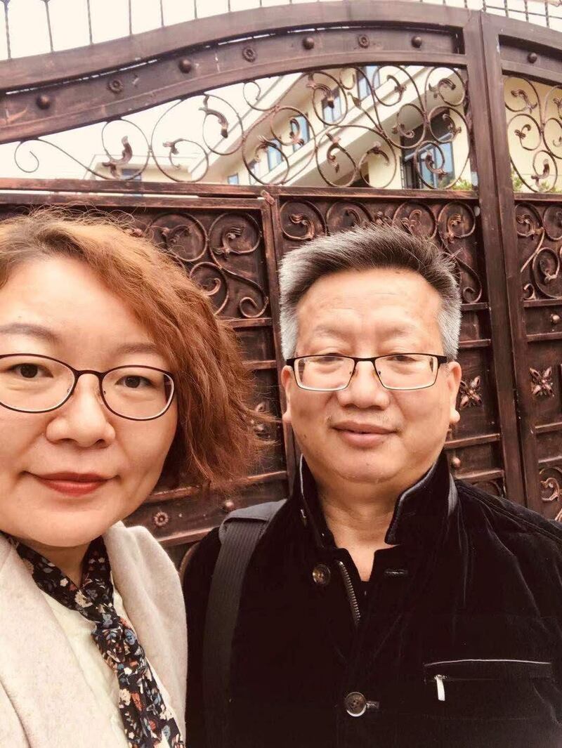 吴葛剑雄父亲吴有水（右）与程渊的妻子施明磊，在湖南省安全厅看守所门口。（志愿者提供/记者乔龙）