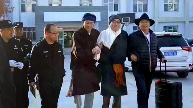 Karma Samdrub, deuxième à partir de la droite, est soutenu par deux hommes pour l'aider à marcher. 18 novembre 2024. (Citizen Photo)