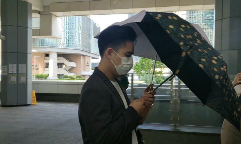 次被告的哥哥陳彥勳作供指,弟弟回家後問有否找律師,期間有一名較年輕的警員一拳打向弟弟心口,並說「咁樣同你哥哥講嘢㗎咩」。(余法攝)