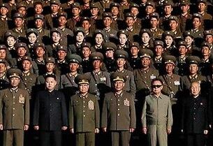 북한의 김정일 국방위원장이 후계자인 김정은 당 중앙군사위 부위원장을 대동하고 당 창건 65주년을 기념해 미사일부대로 알려진 인민군 851부대를 방문, 군 부대 훈련을 참관한뒤 기념촬영하고 있다.