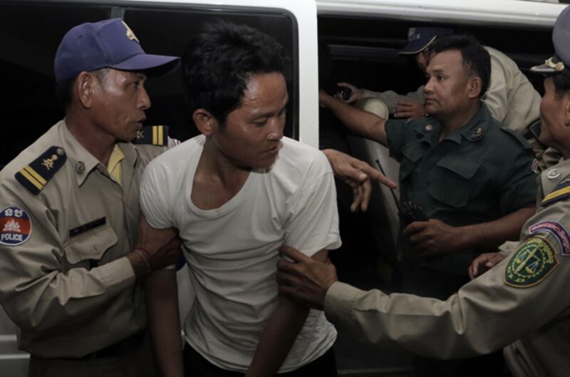 ជន​សង្ស័យ​ជា​អ្នក​បើក​ម៉ូតូ​ឌុប​ឃាតក​សម្លាប់​លោក​ឧកញ៉ា អ៊ឹង ម៉េងជឺ ឈ្មោះ លី សៅ បន្ទាប់​ពី​សាលា​ដំបូង​រាជធានី​ភ្នំពេញ​សាកសួរ​រួច នៅ​ល្ងាច​ថ្ងៃ​ទី​៤ ខែ​ធ្នូ ឆ្នាំ​២០១៤។ 