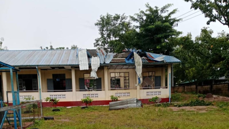 ကရင်ပြည်နယ် မြဝတီမြို့နယ် ဖလူးကျေးရွာ စာသင်ကျောင်းအား စစ်ကောင်စီ၏ လက်နက်ကြီးကြောင့် ပျက်စီးနေသည်ကို ၂၀၂၄ ခုနှစ် အောက်တိုဘာလ ၁ ရက်နေ့က တွေ့ရစဉ်။ (Citizen Photo)