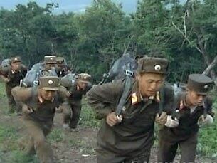 강원도 마식령 스키장 건설장에 동원된 북한 군인들이 대화봉 정상(해발 1360여ｍ)의 건설에 사용할 물을 배낭으로 운반하고 있다.