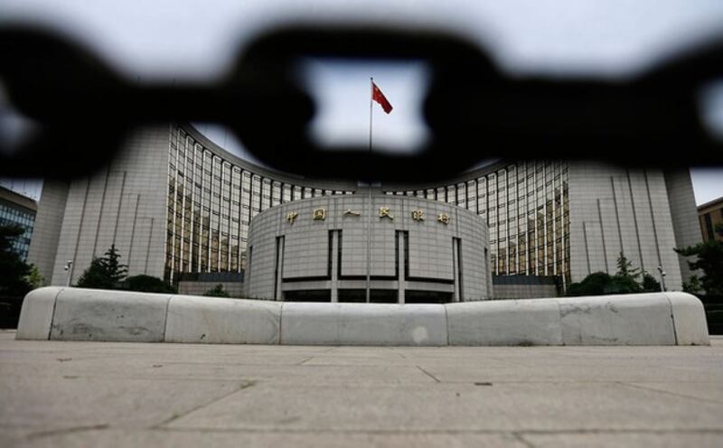 据路透社报道，中国主要国有银行目前已加大美元抛售力度，以稳定人民币汇率。图为位于北京的中国人民银行总部大楼。（路透社图片）