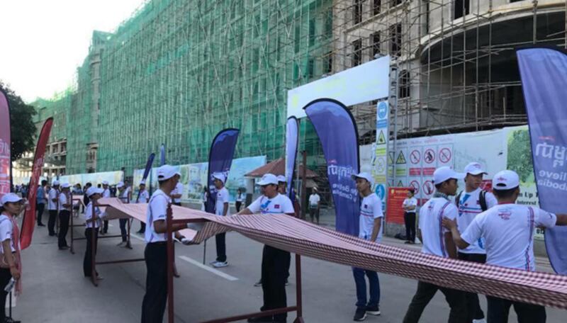 សកម្មភាព​ក្រុម​យុវជន​លាត​ត្រដាង​ក្រមា ក្នុង​ព្រឹត្តិការណ៍​ដាក់​បញ្ចូល​ក្រមា​ប្រវែង​១ពាន់​ម៉ែត្រ ក្នុង​កំណត់ត្រា​ពិភពលោក ដែល​រៀបចំ​នៅ​បរិវេណ​កោះពេជ្រ រាជធានី​ភ្នំពេញ កាល​ពី​ថ្ងៃ​ទី១ ខែ​កក្កដា ឆ្នាំ​២០១៨។