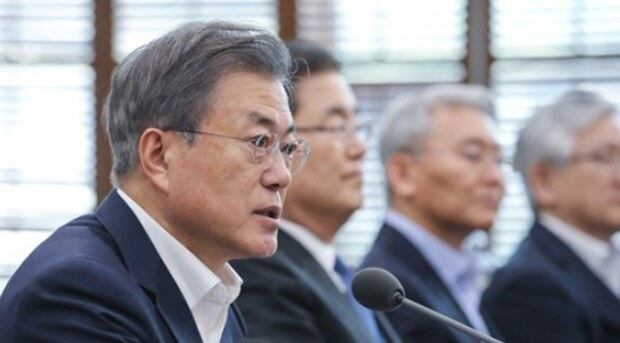 문재인 대통령이 25일 오후 청와대 여민관에서 열린 수석·보좌관 회의에서 발언하고 있다.