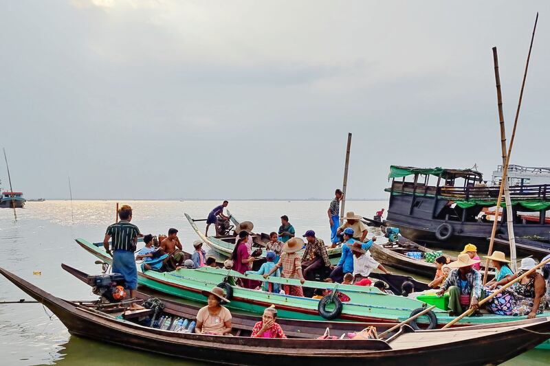 ဧရာဝတီတိုင်း လပွတ္တာမြို့ကို မုန်တိုင်းရှောင်ဖို့ လာရောက်ခဲ့သည့် ဒေသခံများ မုန်တိုင်းအပြီးအိမ်ပြန်ခရီး။ (Photo: Latputta Heart)