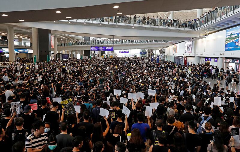 香港示威者与警方周日爆发多轮冲突后，超过5千人周一（8月12日）到香港国际机场集会，抗议警方滥用武力。（路透社）