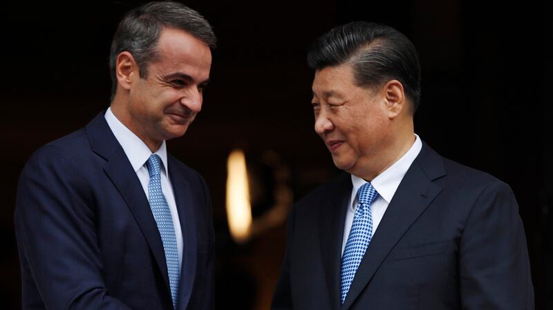 2019年11月11日，在四中全会之后不久，中国国家主席习近平出席外事活动。图为习近平（右）在雅典同希腊总理米佐塔基斯会谈。 （美联社）