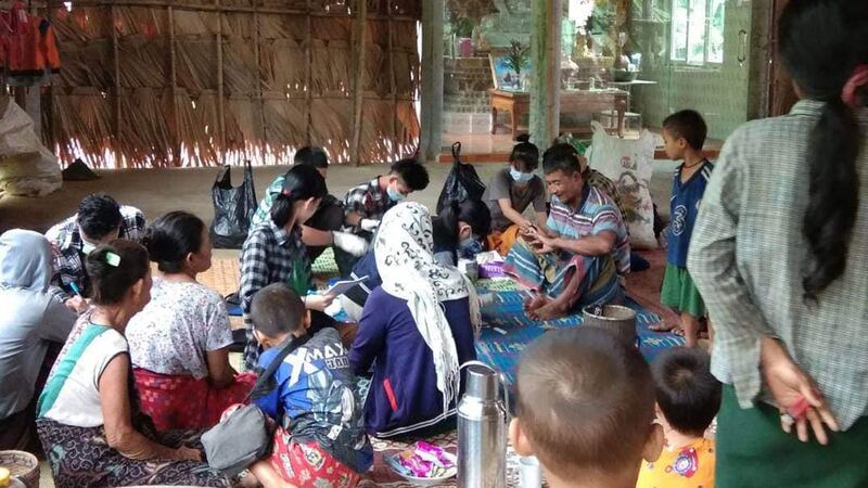 မွန်ပြည်နယ်၊ သထုံမြို့နယ် KNU ထိန်းချုပ်နယ်မြေအတွင်း စစ်ကောင်စီ လက်နက်ကြီးပစ်ခတ်မှုကြောင့် ထွက်ပြေးတိမ်းရှောင်နေရသည့် စစ်ဘေးဒုက္ခသည်များအား ၂၀၂၃ ခုနှစ်၊ ဇူလိုင်လ ၂၂ ရက်နေ့က တွေ့ရစဉ်။ (Photo: KNU)
