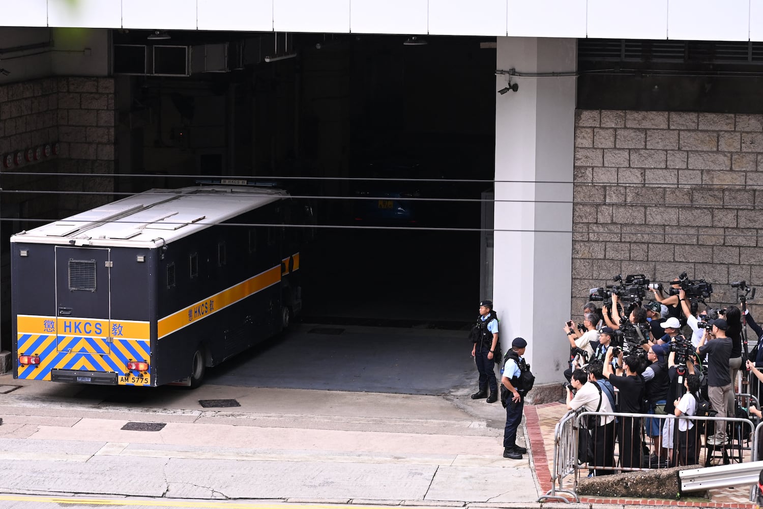 2026年9月2日,一輛據稱載有香港民主活動人士黃之鋒的囚車(左)抵達香港高等法院。這位香港知名民主活動人士預計將於9月2日在該法院就其涉嫌勾結外國勢力的國家安全罪名認罪。