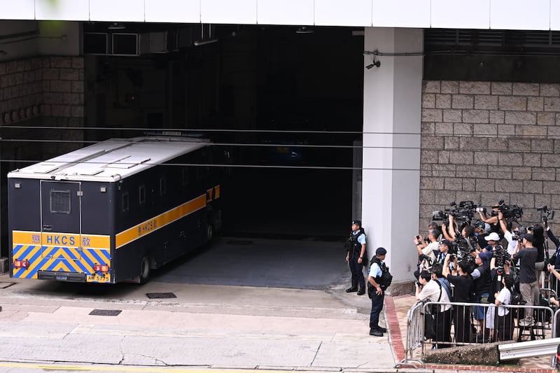 2026年9月2日,一輛據稱載有香港民主活動人士黃之鋒的囚車(左)抵達香港高等法院。這位香港知名民主活動人士預計將於9月2日在該法院就其涉嫌勾結外國勢力的國家安全罪名認罪。