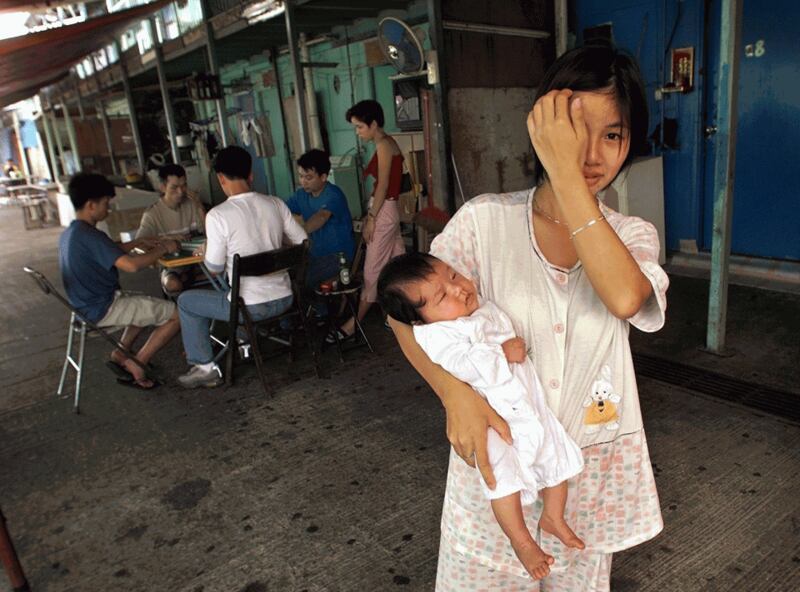 Hình minh họa. Một phụ nữ và con nhỏ tại trại tị nạn ở Hong Kong hôm 24/5/2000