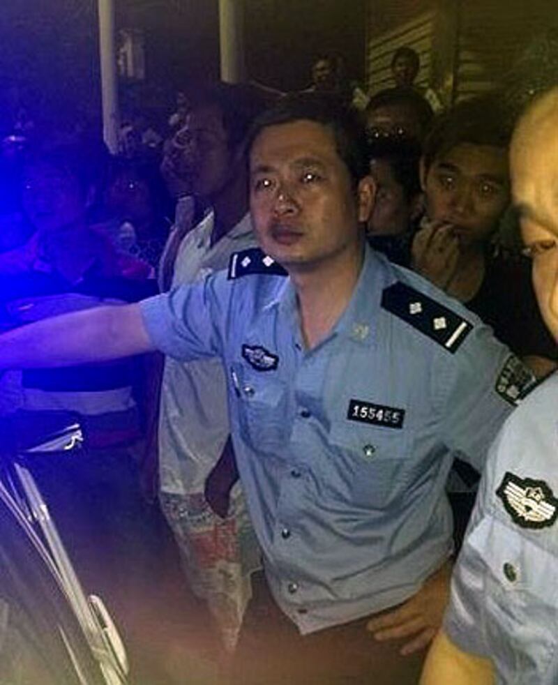 被指一度拔槍示警威嚇民眾的警察。（圖片由劉女士提供）