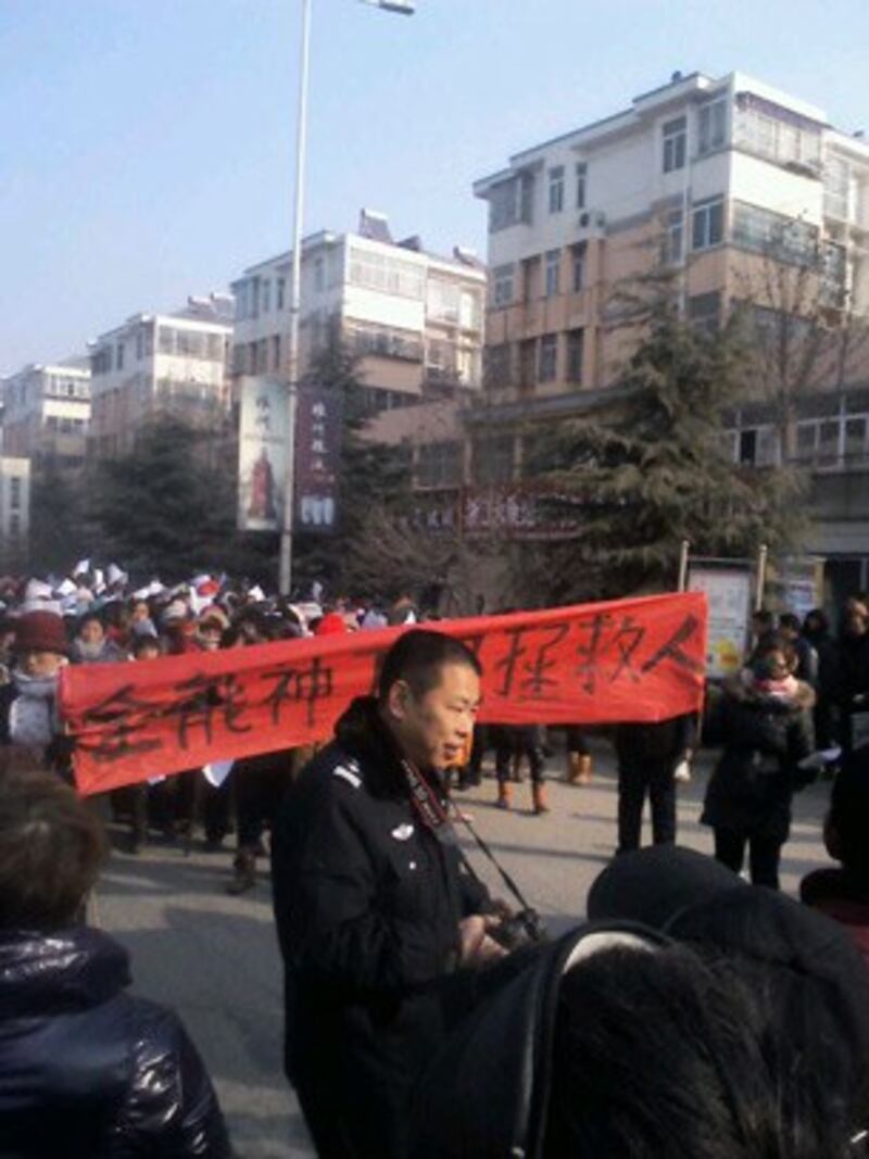 图片： 12月10日，河南商丘市睢县民众在中心大街派发宣传单张。 （中国茉莉花革命网）