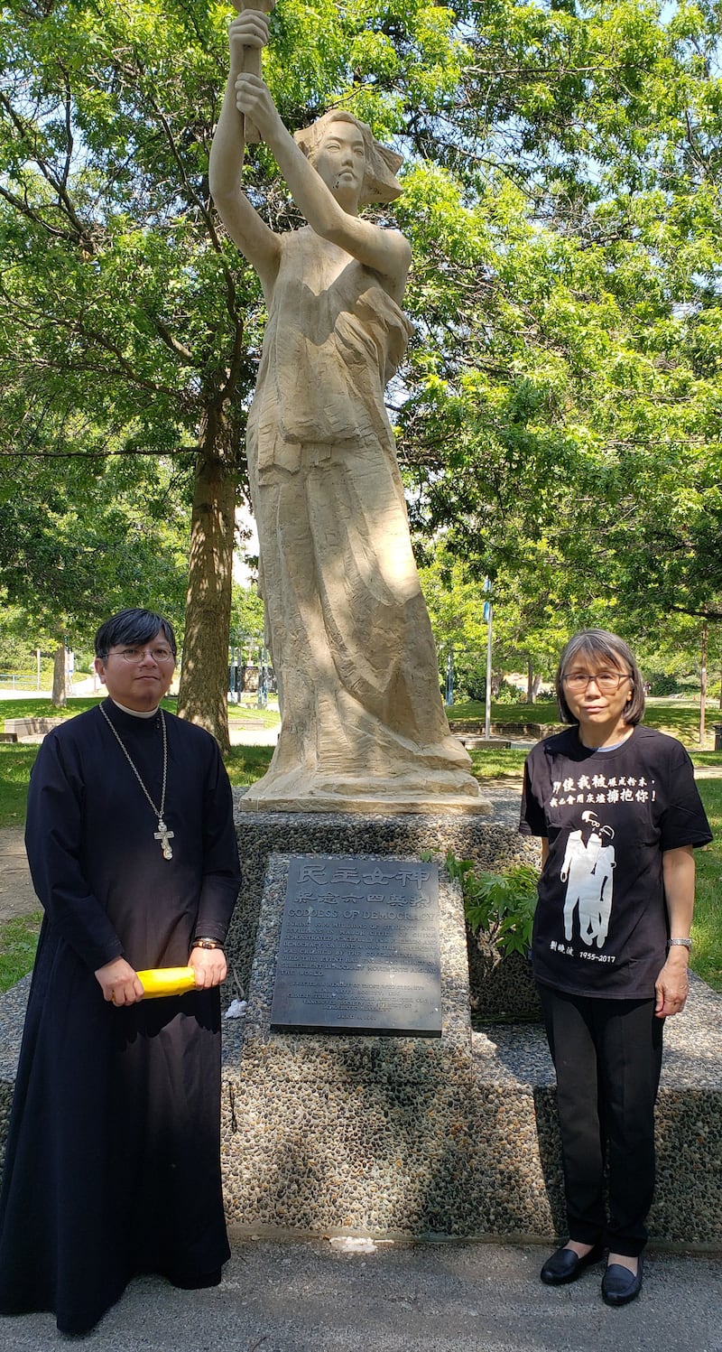 2019年7月13日是诺贝尔和平奖得奖者刘晓波逝世两周年,温哥华支援民主运动联合会(简称温支联),在温哥华卑诗大学内为刘晓波纪念碑举行揭幕仪式。图为主持纪念碑揭幕仪式活动的李美宝和苏神父。(柳飞摄)