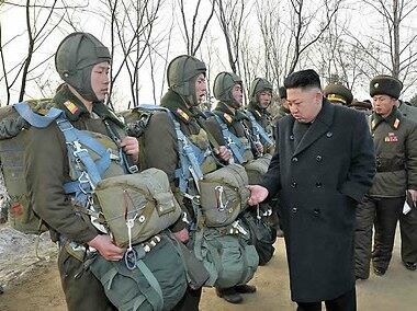 북한 김정은이 '오중흡7연대' 칭호를 받은 인민군 323군부대를 시찰하고 있다.