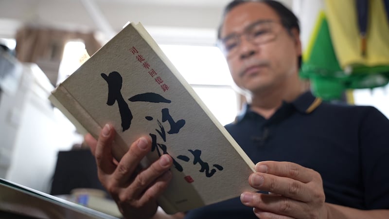 廖成利今年再次出任民協主席,他接受本台訪問,形容回歸25年,民主運動回到原點,談到政治,他說經常重看已故支聯會主席司徒華的回憶錄《大江東去》。(石頭 攝)