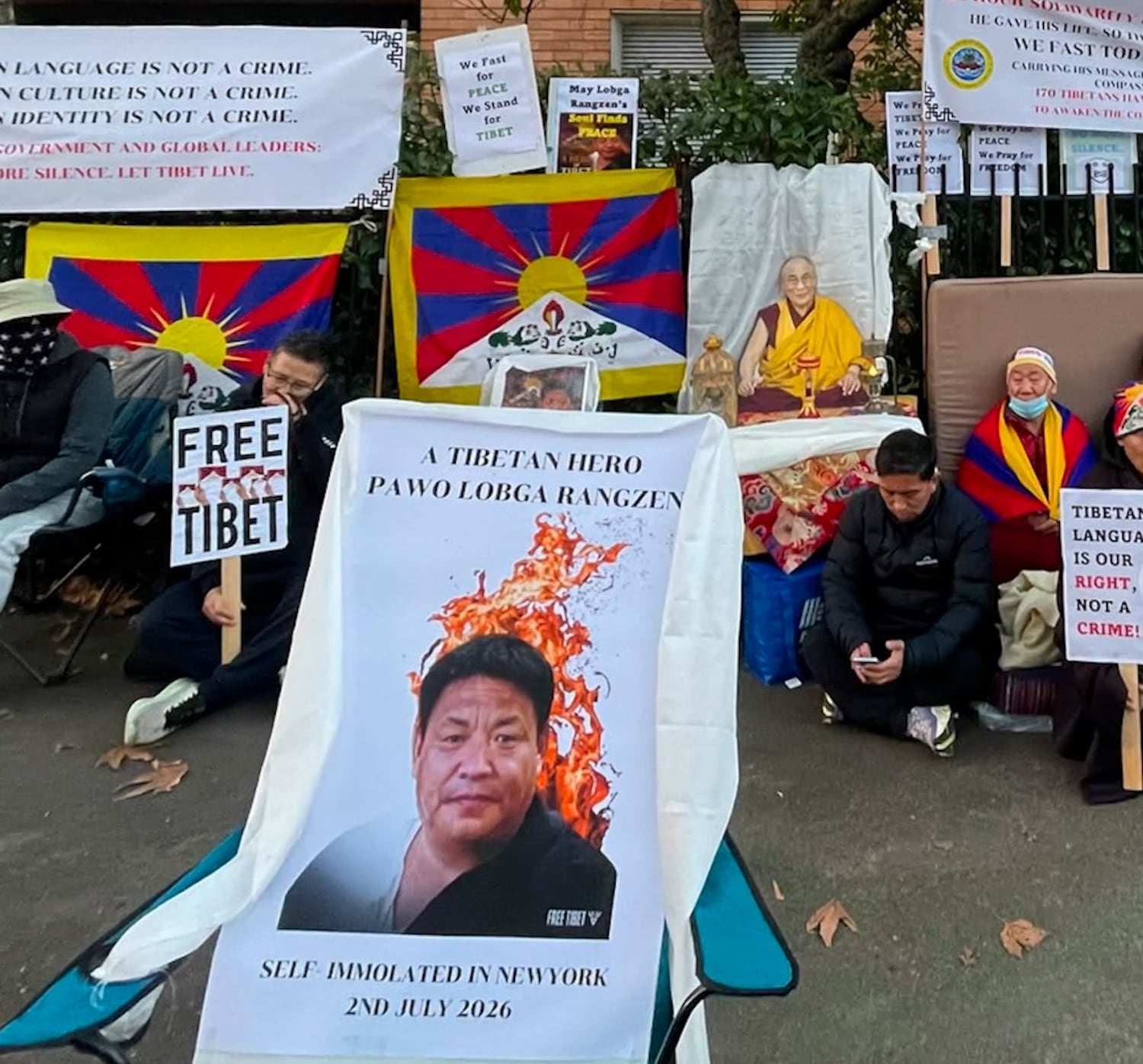སིཌ་ནི་དང་མེལ་སྦོརཎ་ནང་ཟས་བཅད་ངོ་རྒོལ་དང་རྒྱ་ནག་གཞུང་ཚབ་ཡན་ལག་མདུན་ངོ་རྒོལ་གནང་པ།