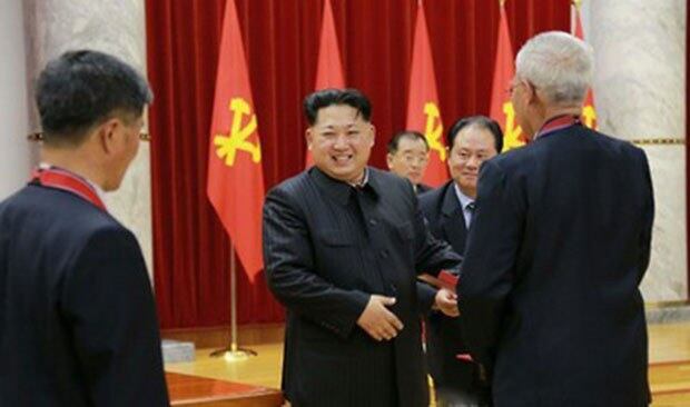 김정은이 첫 수소탄시험성공에 기여한 핵 과학자들과 기술자, 군인건설자, 노동자, 일군들에게 당 및 국가표창을 수여하고 있다. 