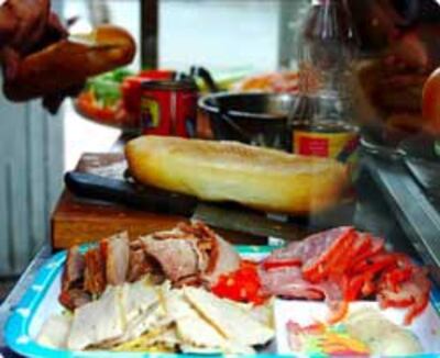 Một xe bán bánh mì thịt tại Sài Gòn. Photo courtesy of oishiieatsblog.