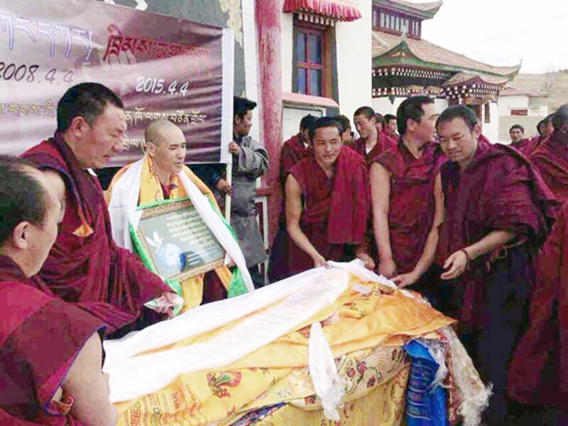 四川阿壩縣奪登寺僧人赤列嘉措4月4日刑滿出獄,返回家鄉受僧眾獻哈達。(照片來自西藏故鄉網)