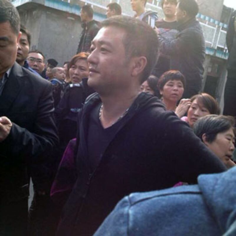 11月22日，溫州市塘下鎮副鎮長帶領數十人，來到新居村進行取締無牌工作坊的工作。（陳思提供）