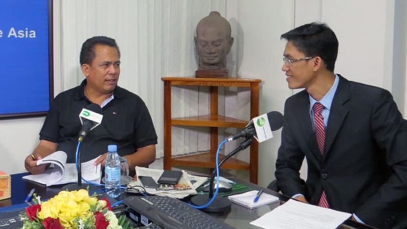 លោក យាង សុធារិន្ទ [យាង សុជាមេត្តា] (ស្ដាំ) សម្របសម្រួល​​កម្មវិធី​វេទិកា​អ្នក​ស្ដាប់​វិទ្យុ​អាស៊ីសេរី កាល​ពី​យប់​ថ្ងៃ​ទី​៨ ខែ​កក្កដា ឆ្នាំ​២០១៦។ RFA
