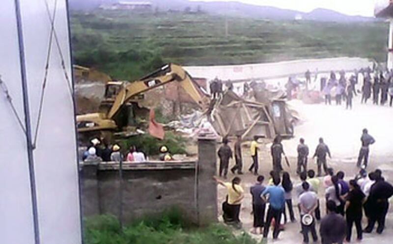 貴州黎平當局強行開動推土機推毀上午開村村民的農田和豬舍,村民均被控制下來。(村民胡先生提供)