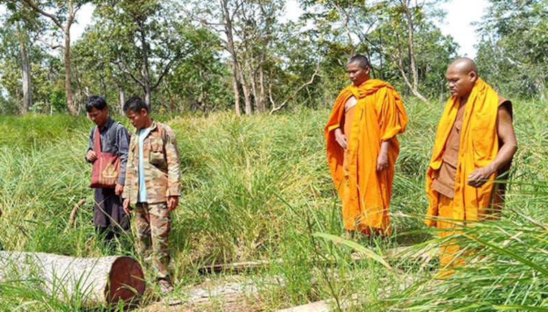 ព្រះសង្ឃ និងមន្ត្រីសង្គមស៊ីវិល ចុះល្បាតព្រៃឈើសង្ឃរុក្ខវ័ន ខេត្តឧត្ដរមានជ័យ កាលពីថ្ងៃទី៧ ខែវិច្ឆិកា ឆ្នាំ២០១៨។ រូបថត៖ ព្រះសង្ឃឯករាជ្យខេត្តបាត់ដំបង