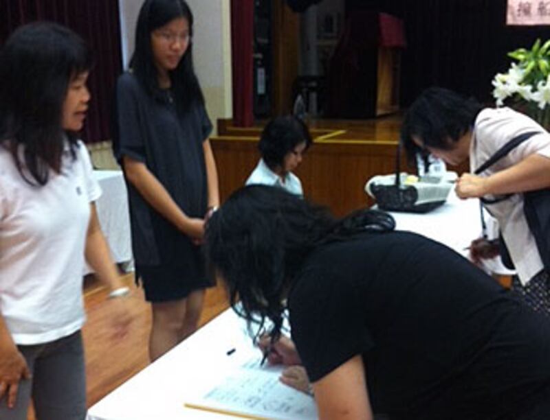 10月4日至10月6日連續三天,各政府建築物的國旗和特區區旗會下半旗,悼念在南丫島撞船事故中的死難者。(相片由香港政府新聞處提供)