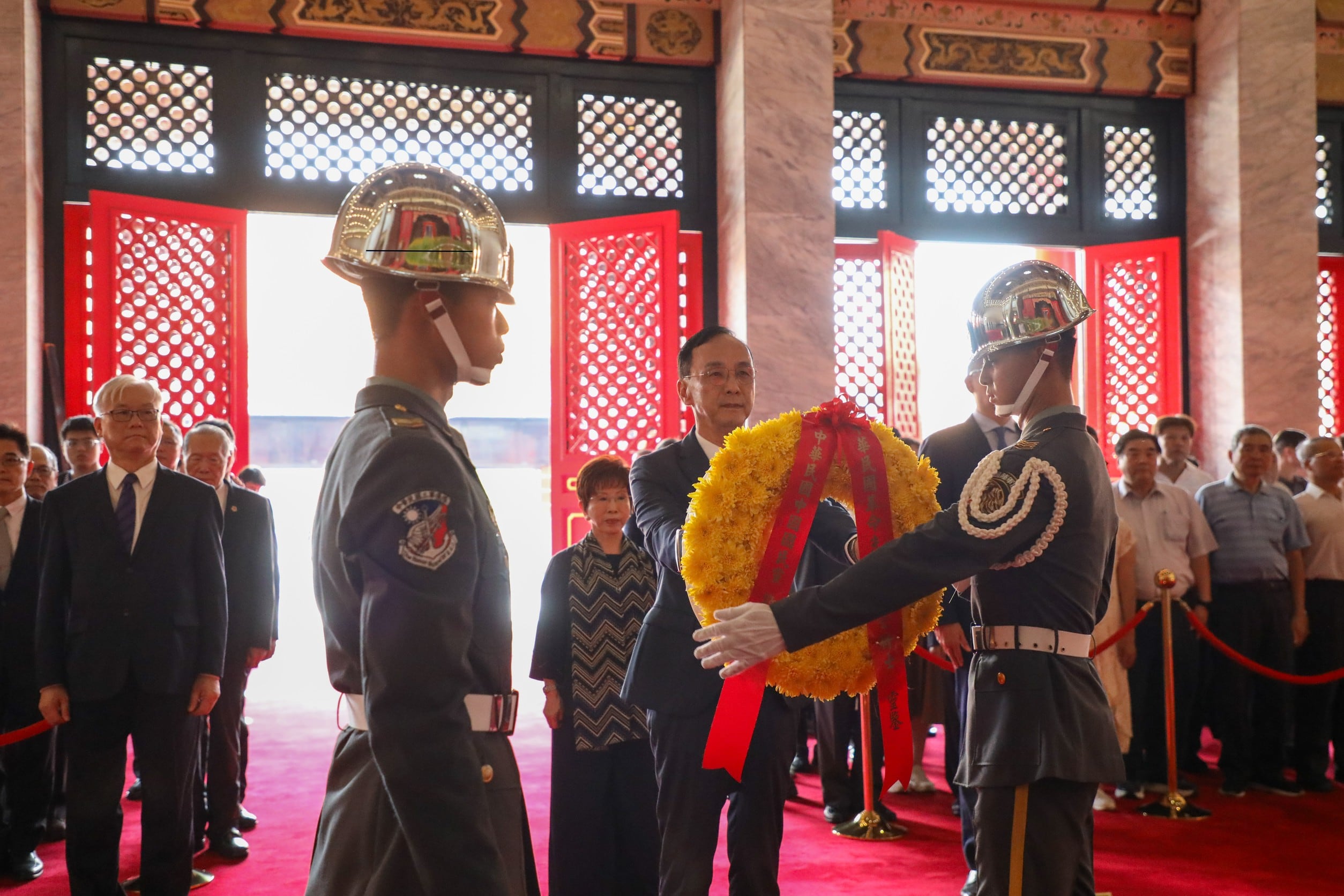 中国国民党主席朱立伦,1日率领党务主管至忠烈祠向抗日先烈致敬。