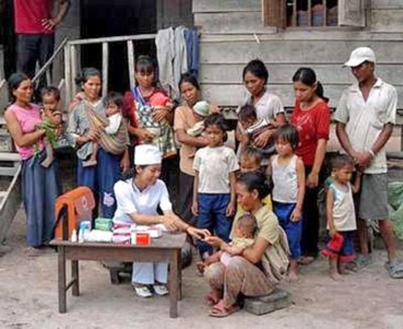 Cán bộ y tế hướng dẫn cho đồng bào uống thuốc chữa sốt rét (impe-qn.org.vn)