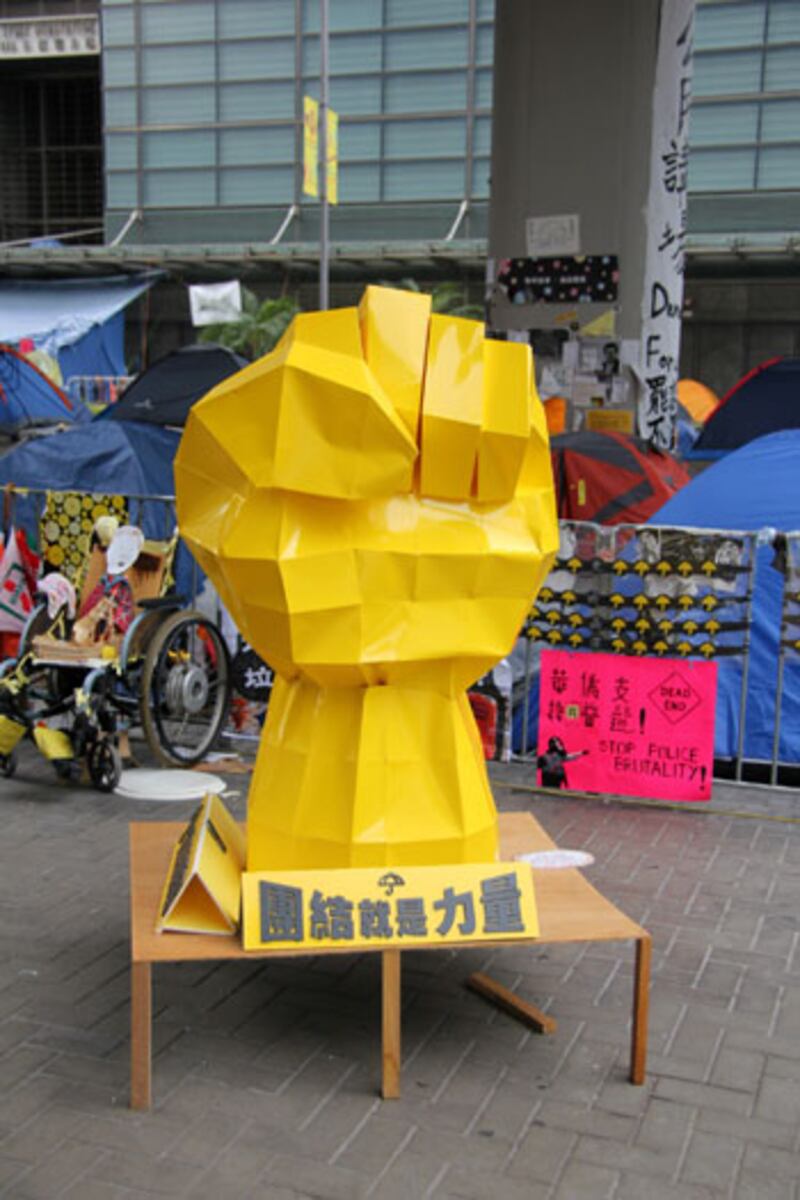 11月13日，金鐘佔領區不少作品，均反映集會市民希望透過努力，一起爭取訴求。（粵語部記者文宇晴攝）