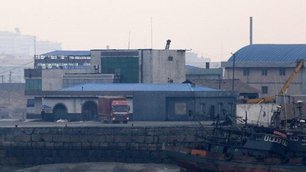 중국 랴오닝성 단둥 위에량다오(월량도)에서 바라본 북한 포구에 화물차가 들어오고 있다.
