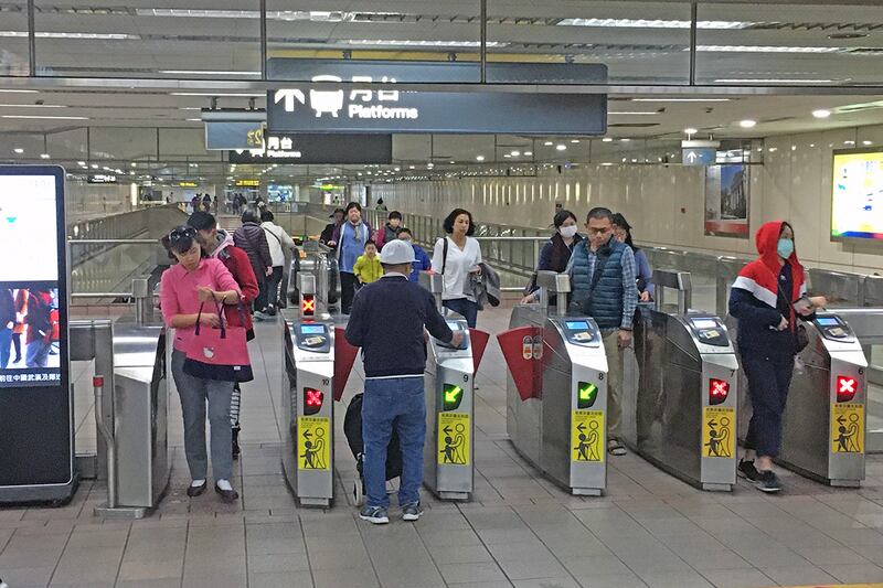 2020年1月21日,台北捷運內擔心武漢肺炎戴口罩的民眾並不多。(鍾廣政 攝)