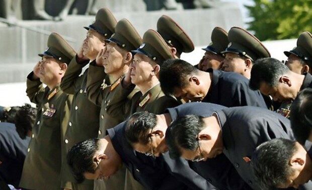 평양 만수대 언덕에서 군인과 주민들이 김일성 주석, 김정일 국방위원장 동상을 향해 인사를 하고 있다.